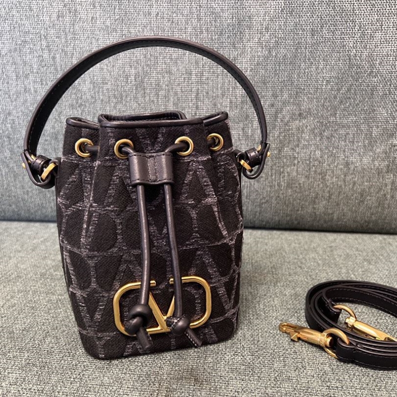 Va1e*ntin0 bucket bag